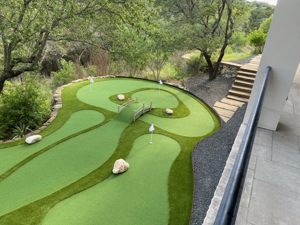 Use creative obstacles for your Fresno mini golf course